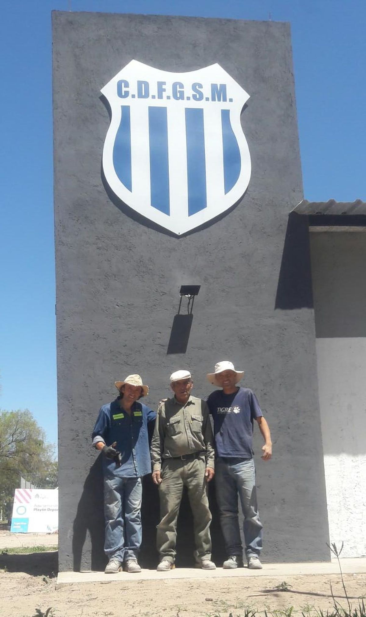 Otra imagen de los Blanco bjo el escudo de su querido club San Martín.
