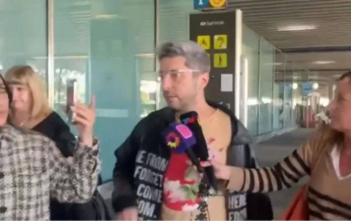 Se enojó. Jey Mammón llegó a Madrid y se enojó con los periodistas.