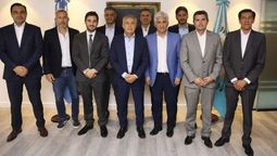 Los 10 gobernadores de Juntos por el Cambio, entre ellos Alfredo Cornejo (en el centro).