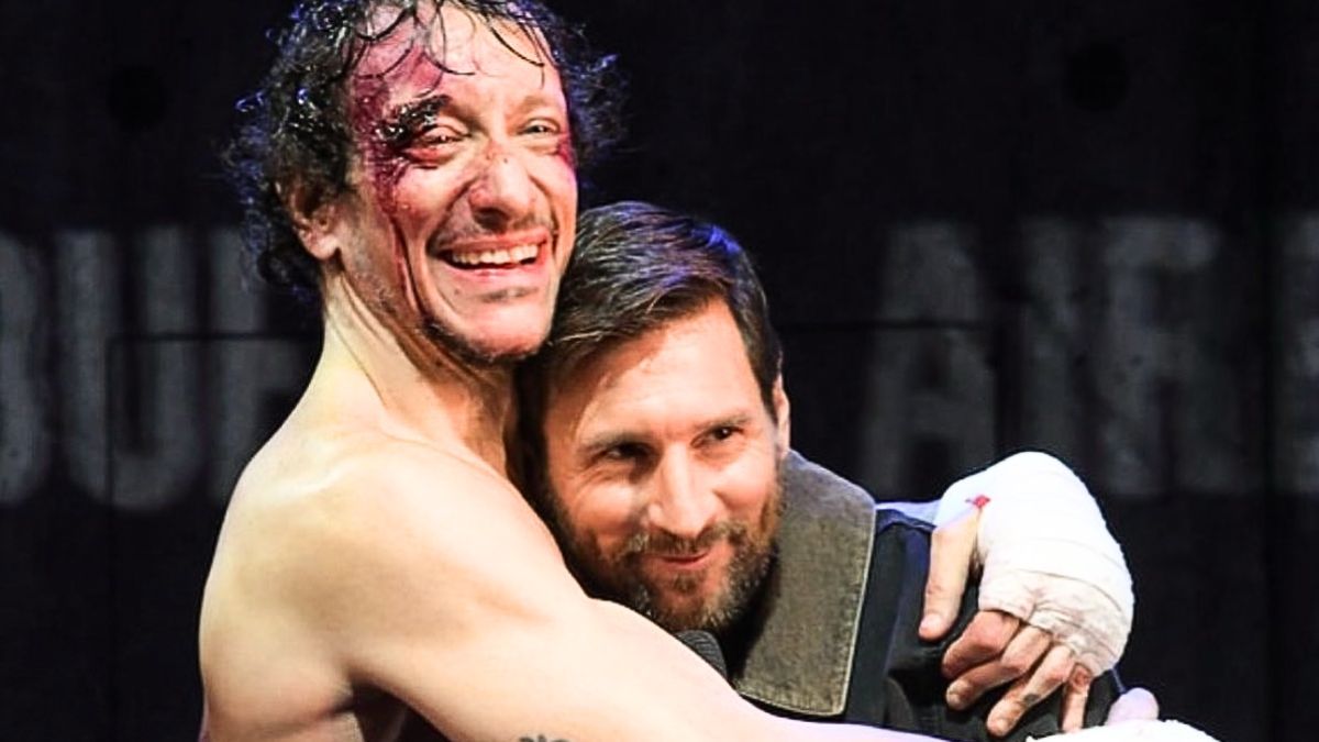 Lionel Messi y Nico Vázquez en el escenario del Teatro Lola Membrives