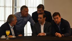 Gerardo Morales, Alfredo Cornejo, Gustavo Valdés, Mario Negri (parado) y Luis Naidenoff, estos dos últimos presidentes de los bloques de Diputados y del Senado de la Nación.