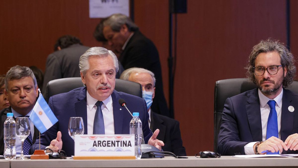 Alberto Fernandez cruzó al presidente de Uruguay ,Lacalle Pou, durante su discurso en la Cumbre del Mercosur.