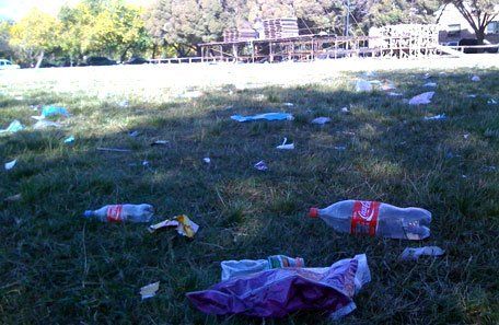 La maratón Otoño por la vida dejó un basural en el Parque Cívico, frente a Casa de Gobierno