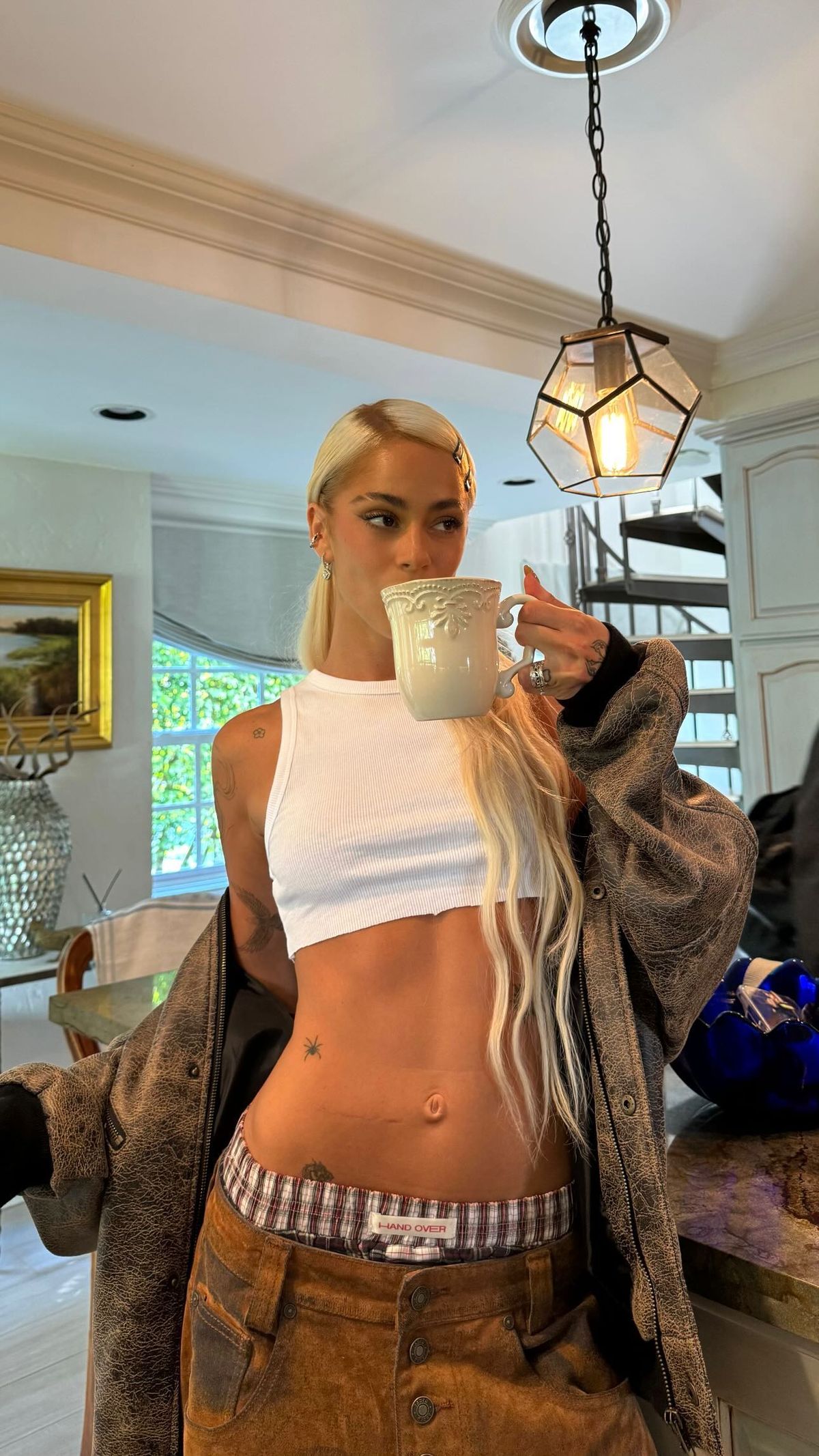 Tini Stoessel deja calzoncillito a la vista y paraliza las redes con su ultra look. Tini Stoessel deja calzoncillito a la vista y paraliza las redes con su ultra look.