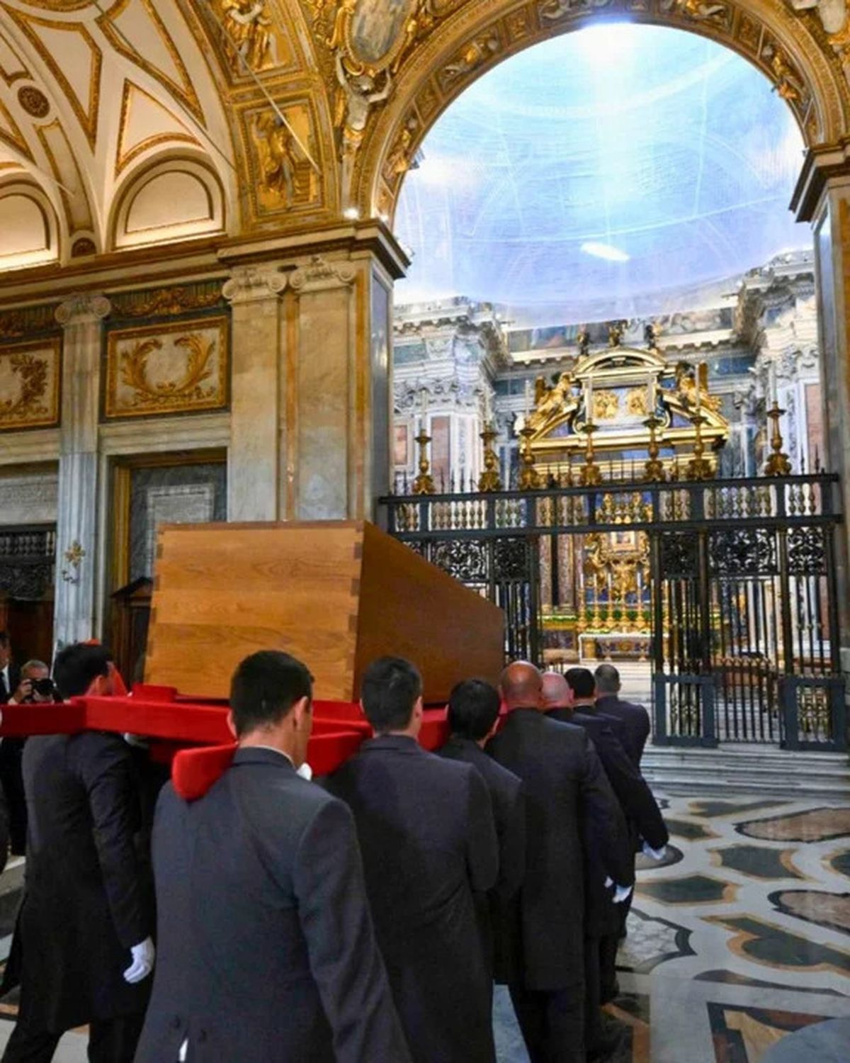 Último adios al papa humilde: Francisco es trasladado en un ataúd austero y sin adornos hacía su tumba, en la basílica de Santa María La Mayor Último adios al papa humilde: Francisco es trasladado en un ataúd austero y sin adornos hacía su tumba, en la basílica de Santa María La Mayor