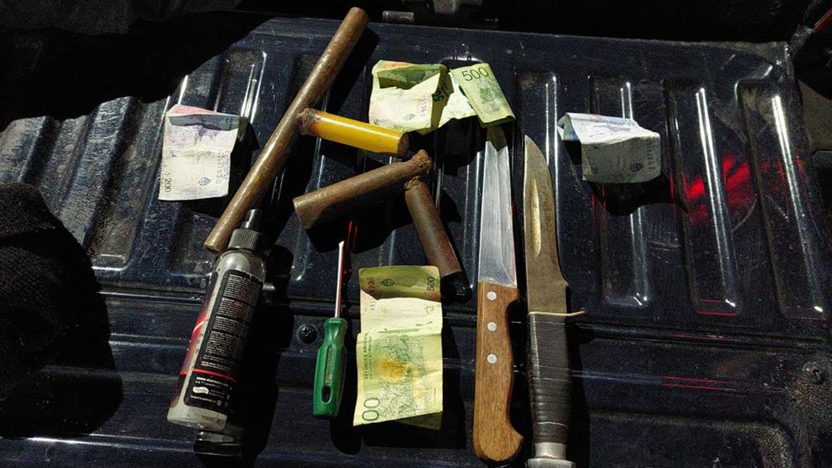 Tres armas de fuego y 15 chuzas de gran tamaño fue lo que secuestró la Policía luego de un requisar un micro que llegaba al estadio Malvinas Argentinas con barras del Tomba.