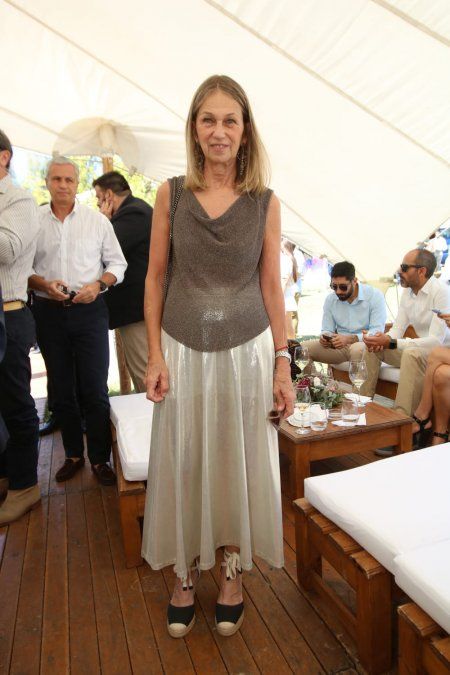 Cecilia Zunino se lució con un look monocromático en diferentes tonos de grises.