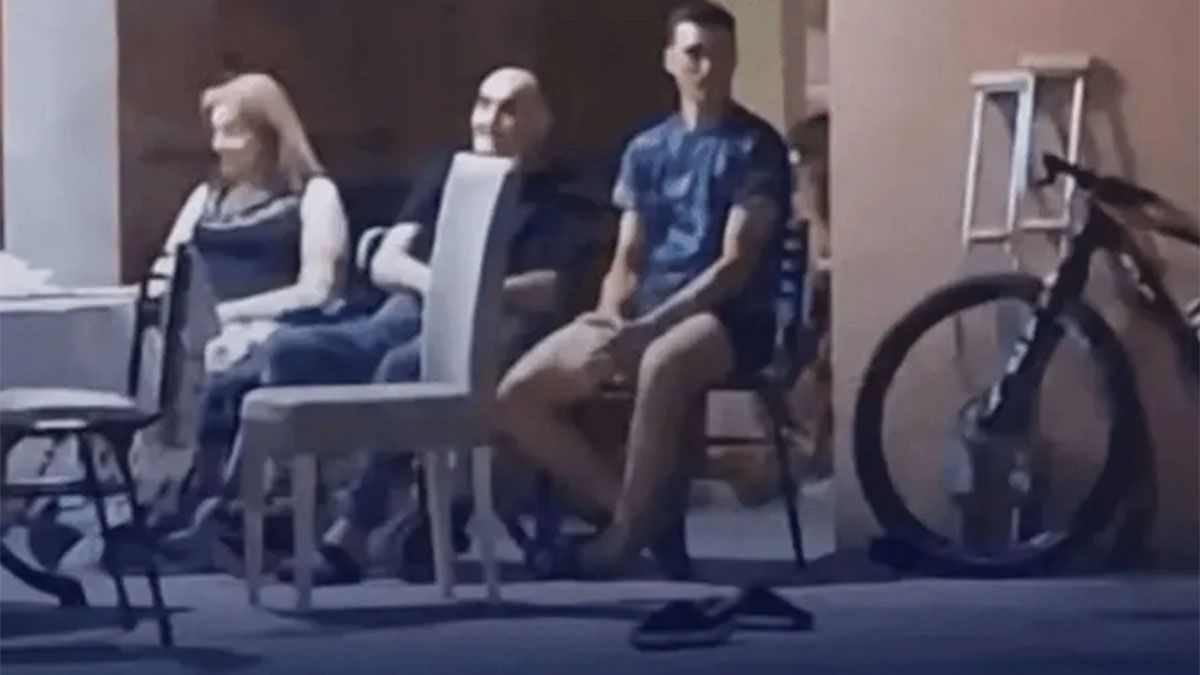 Saloni estaba sentado en la vereda de su casa de Pujato.