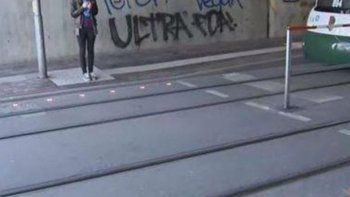En Alemania instalan semáforos en el piso para los peatones adictos al celular