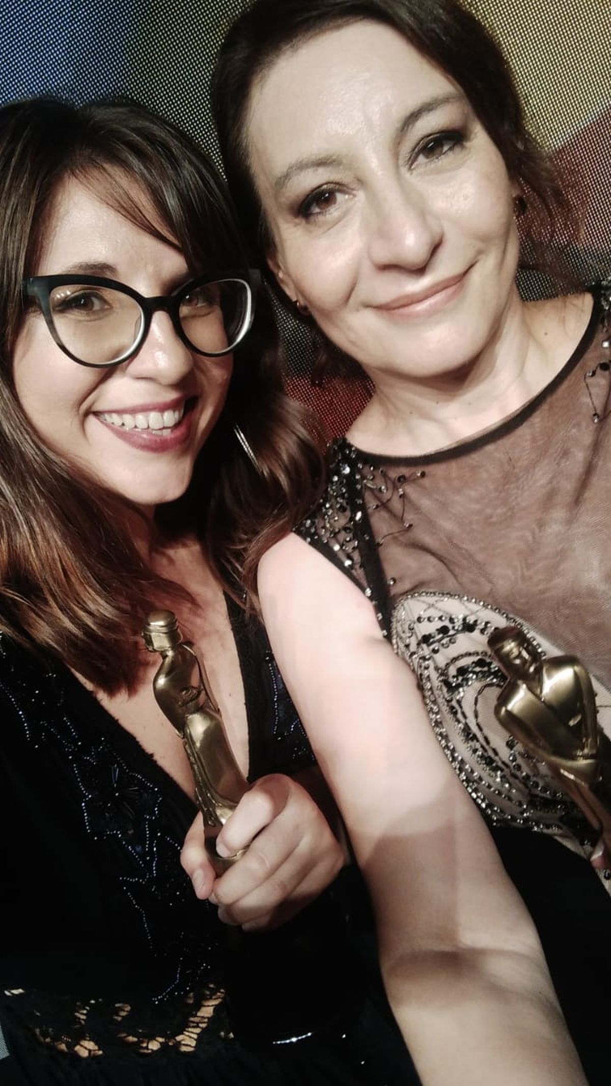 Agustina Fiadino y Carina Scandura, dos de las tres conductoras del Grupo América Cuyo que fueron galardonadas con un Martín Fierro Federal 2023.