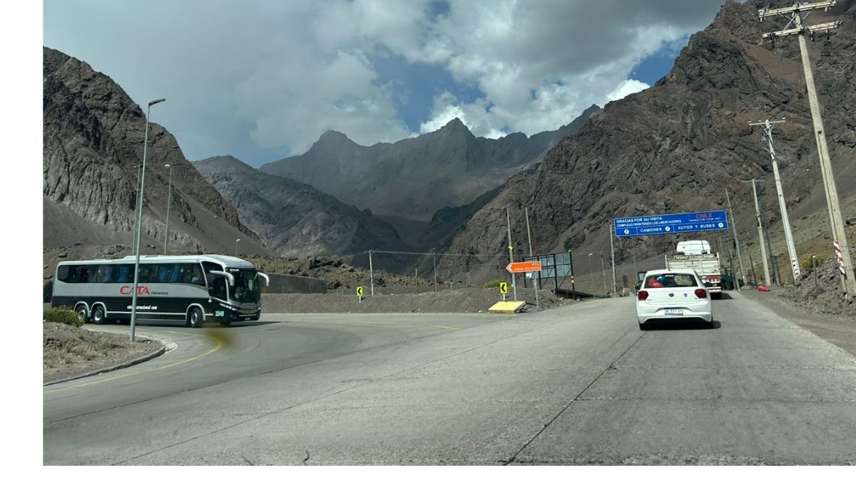 Se recomienda chequear los canales oficiales antes de emprender el viaje a Chile por el Paso Cristo Redentor.