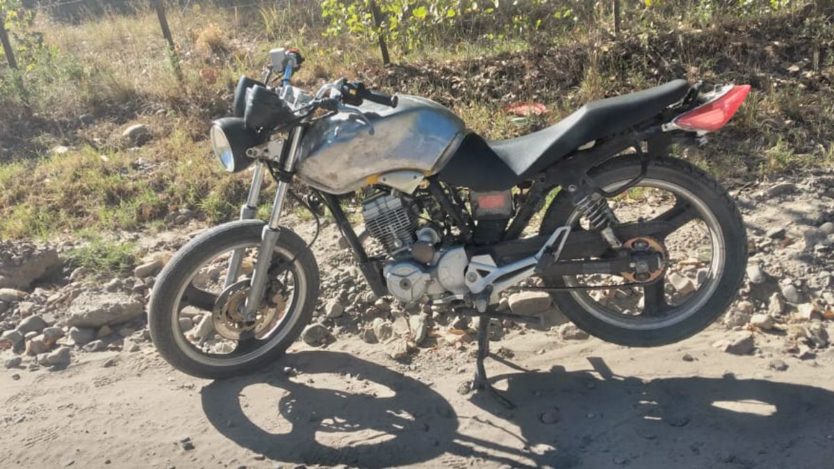 Así habían dejado a la moto robada en Tupungato, a la que le lijaron la pintura para que no se la identificara.