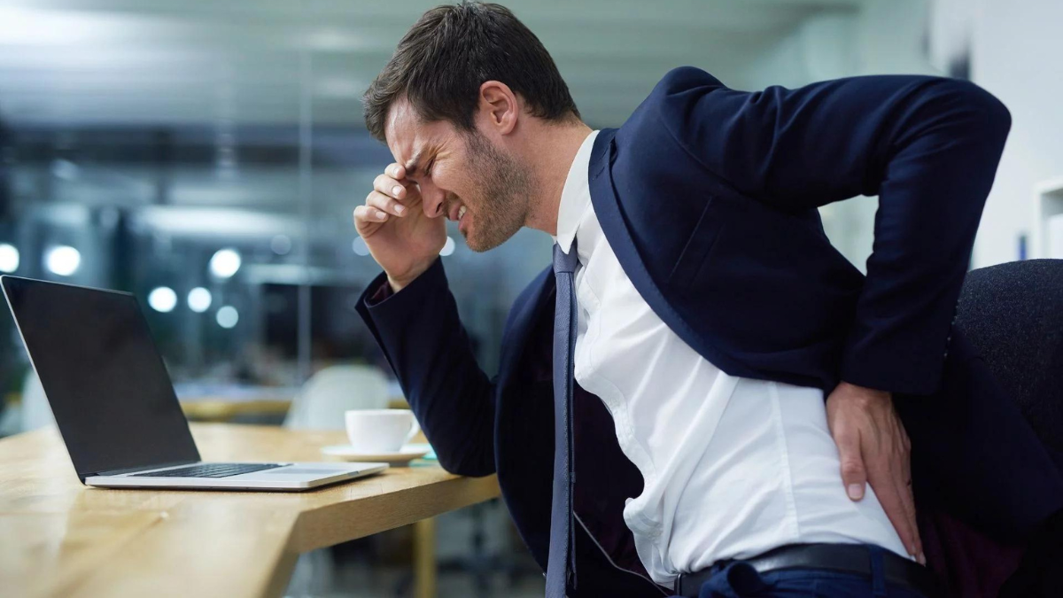 Cuando apoyamos mal nuestros glúteos en la silla al sentarnos podemos sentir un fuerte dolor en la parte baja de la espalda. Cuando apoyamos mal nuestros glúteos en la silla al sentarnos podemos sentir un fuerte dolor en la parte baja de la espalda.