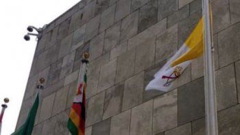 La bandera del Vaticano ondea por primera vez en la ONU