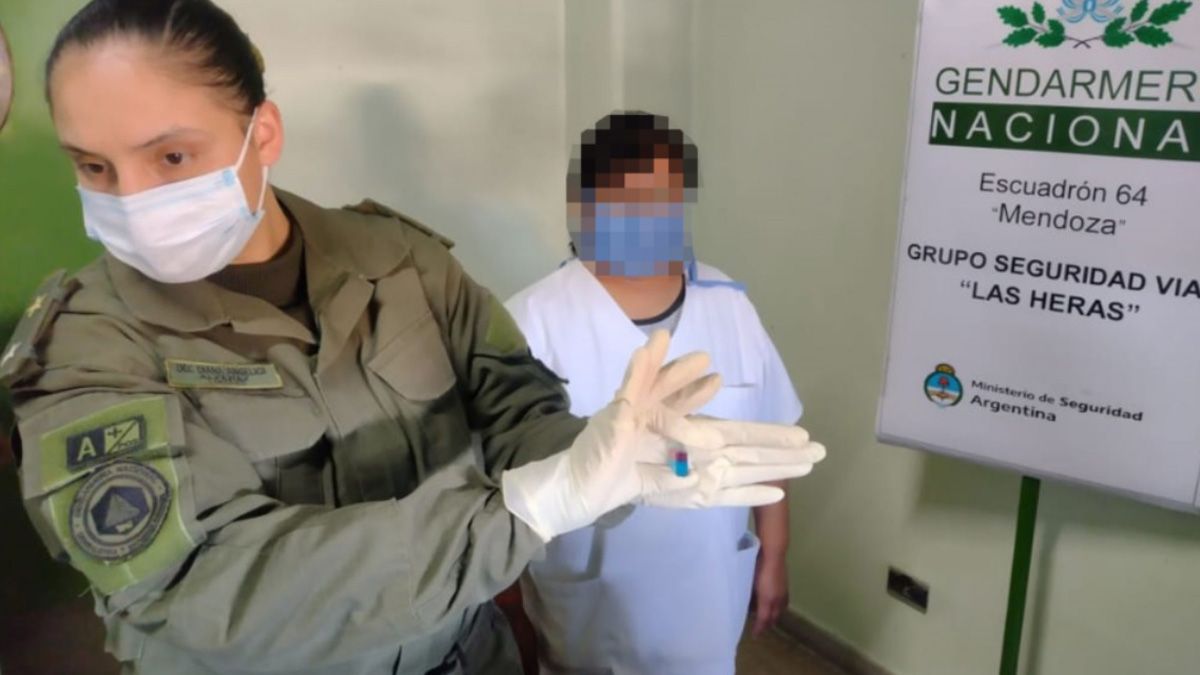 Personal femenino de Gendarmería Nacional supervisó el procedimiento realizado en el Hospital Central para obtener las cápsulas de cocaína