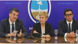La ministra Jimena Latorre junto al presidente de la Bolsa de Valores de Torotno Guillaume Légaré y el presidente de la empresa Impulsa Mendoza, Sebastián Piña. Foto: Prensa de Gobierno