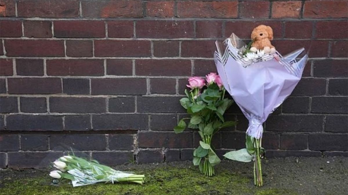 Conocida la muerte de la bebé recién nacida, los vecinos del barrio de Westminster dejaron flores y peluches en su homenaje. Conocida la muerte de la bebé recién nacida, los vecinos del barrio de Westminster dejaron flores y peluches en su homenaje.