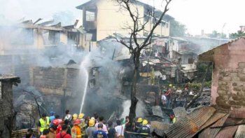 Murieron 13 personas al estrellarse un avión contra un colegio en Filipinas
