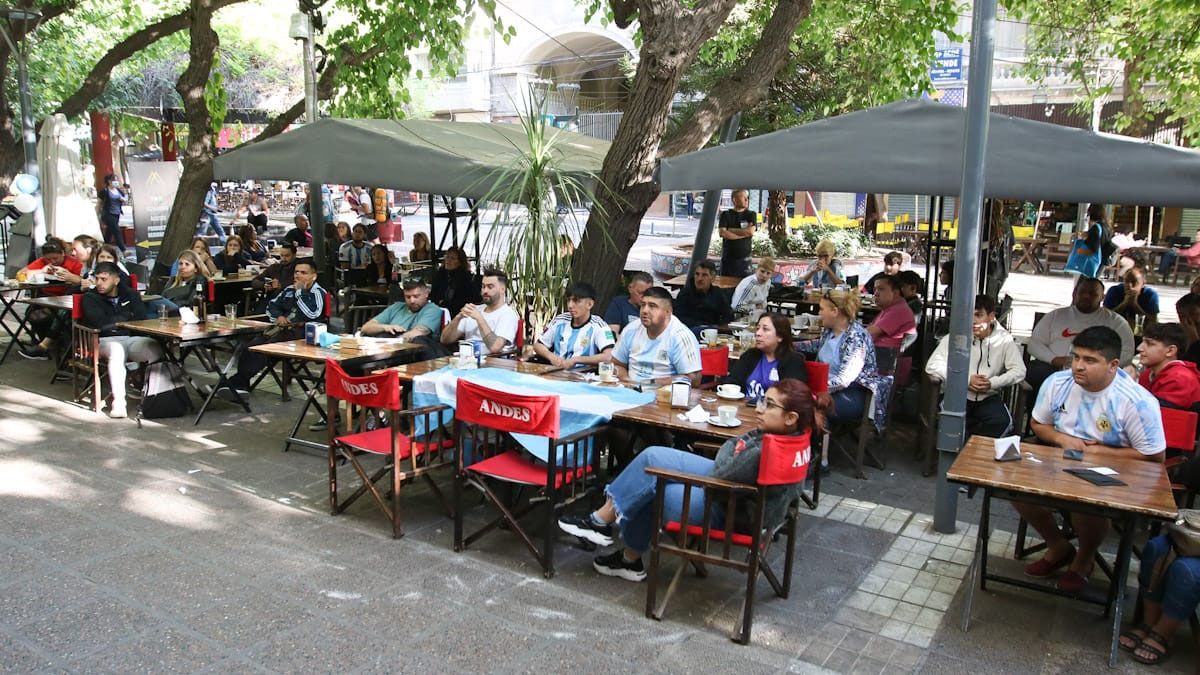 En plena Peatonal, varios se instalaron con sus camisetas y banderas para ver el partido.