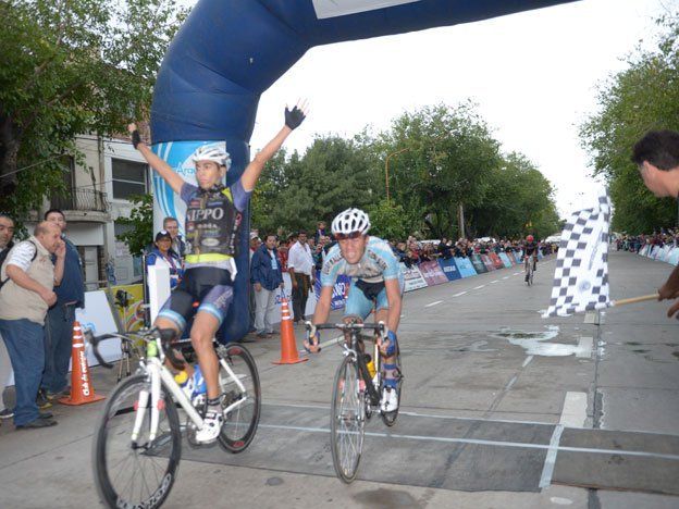 Nicolás Tivani ganó la primera etapa de la Vuelta de Mendoza
