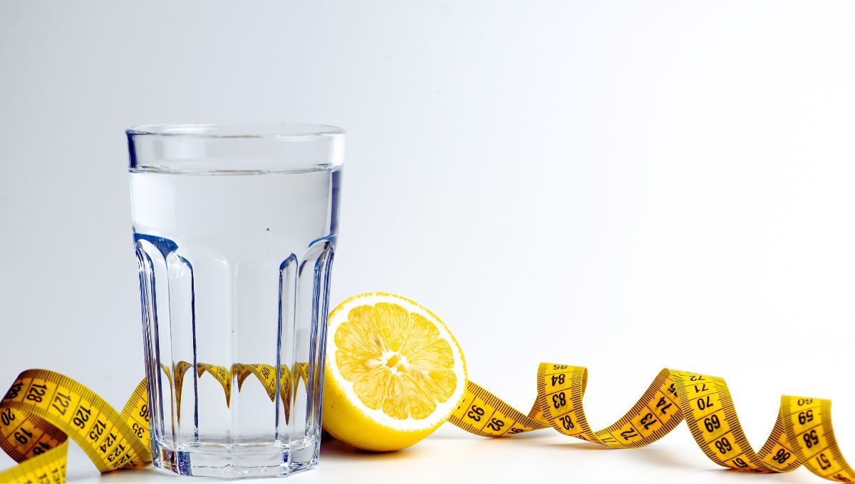 Qué sucede si tomo agua con limón todos los días y qué beneficios tiene en el cuerpo