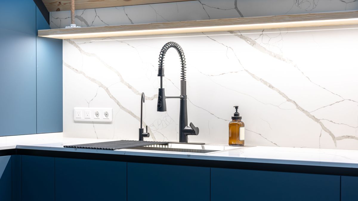 El cuarzo es el nuevo rey de la cocina por su resistencia y estética. El cuarzo es el nuevo rey de la cocina por su resistencia y estética.