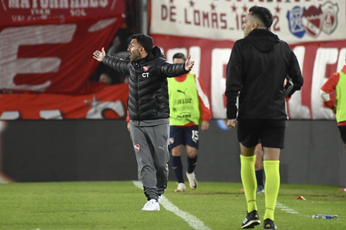 Carlos Tevez vivio con intensidad el partido entre Independiente y Talleres. Carlos Tevez vivio con intensidad el partido entre Independiente y Talleres.