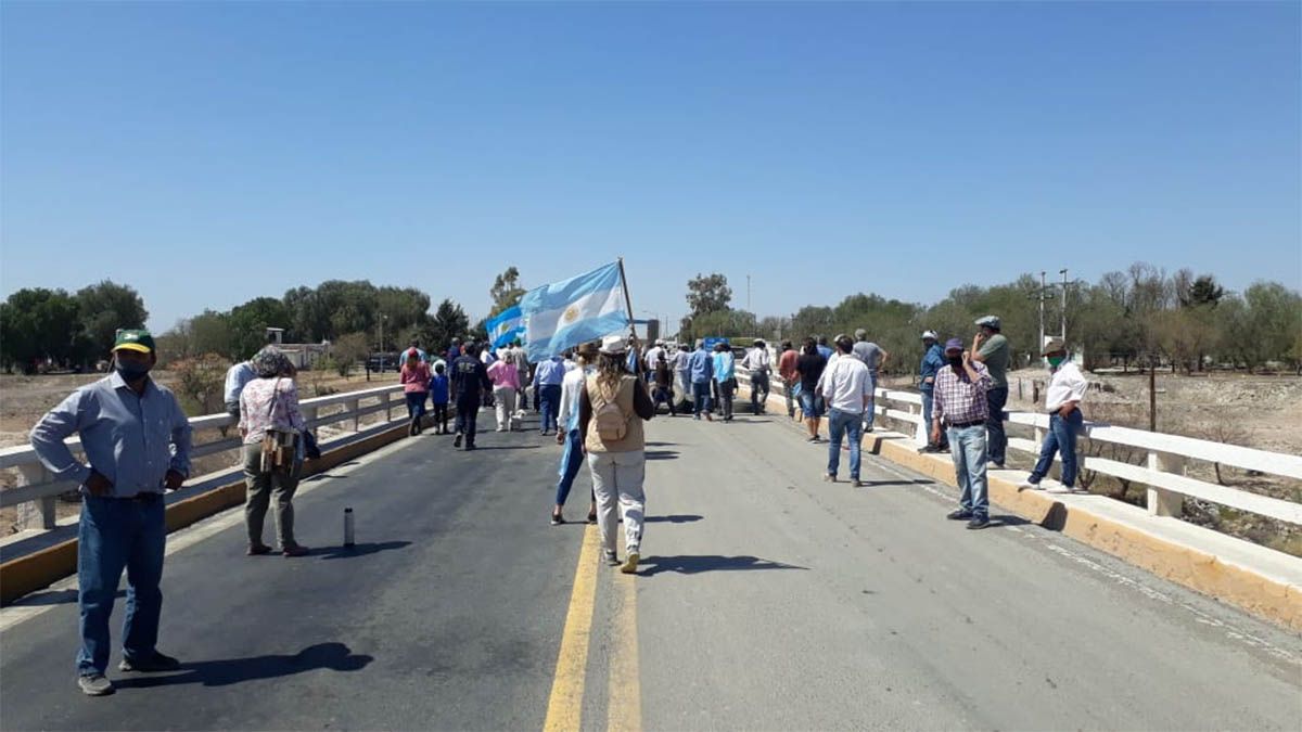 Ganaderos protestan en el ingreso a San Luis.