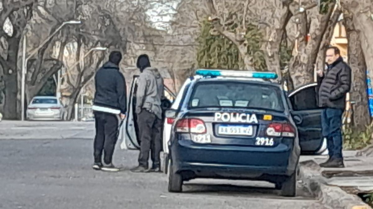 La policía trabajó desde cerca de las 8 de la mañana hasta pasadas las 17.30 en la casa de la mujer que fue hallada muerta