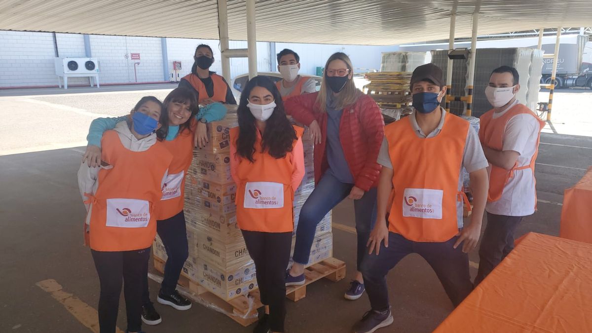 Voluntarios que participaron el año pasado de la campaña distribuyendo las cajas a domicilio.