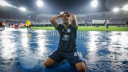 Fabrizio Sartori y su festejo especial en un mojado estadio Mario Kempes, donde Independiente Rivadavia volvió a marcar un hito histórico. Fabrizio Sartori y su festejo especial en un mojado estadio Mario Kempes, donde Independiente Rivadavia volvió a marcar un hito histórico.