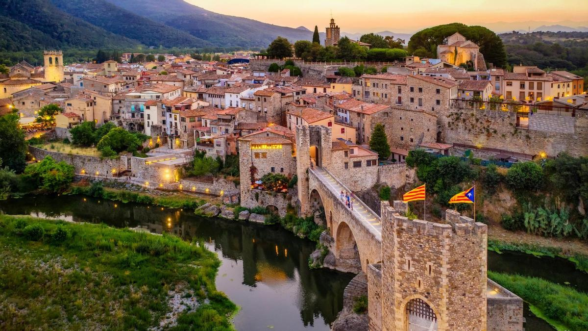Este pueblo en Girona conquista a todos sus visitantes por su belleza inigualable.