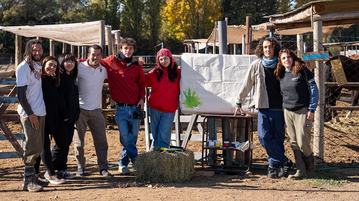 El nieto del Flaco Spinetta y su novia, la mendocina Catalina Segura posan con el equipo de la Fundación Pempa. El nieto del Flaco Spinetta y su novia, la mendocina Catalina Segura posan con el equipo de la Fundación Pempa.