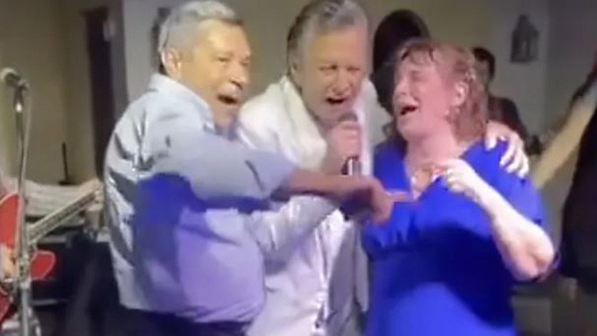La fiesta de la discordia. El represor Olivera y su esposa junto a Palito Ortega.