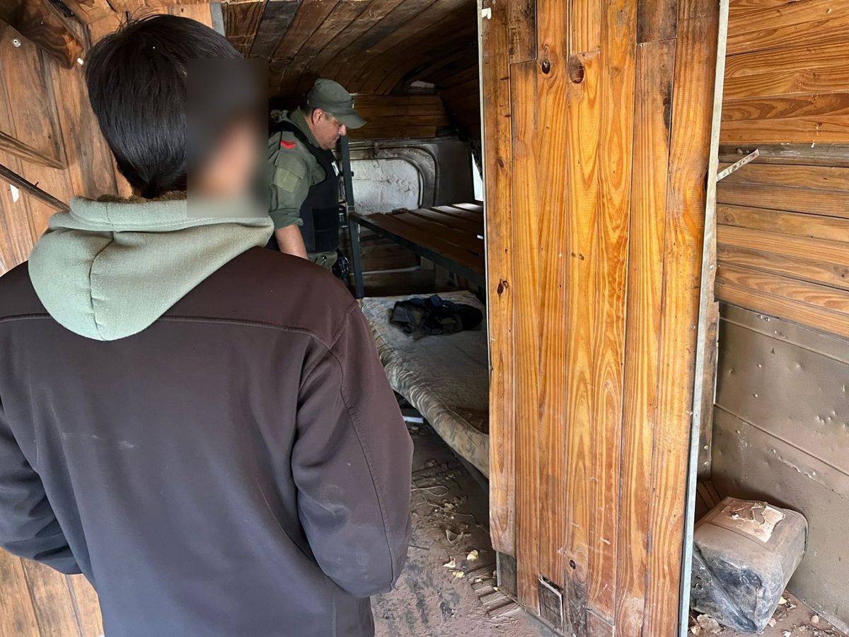 En el lugar allanado vivían 33 personas provenientes de Santiago del Estero, Salta y Jujuy. En el lugar allanado vivían 33 personas provenientes de Santiago del Estero, Salta y Jujuy.