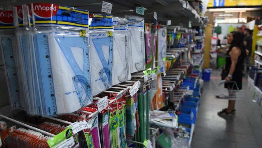 Las familias mendocinas anticipan las compras de la canasta escolar, producto de la incertidumbre de la situación económica del país.