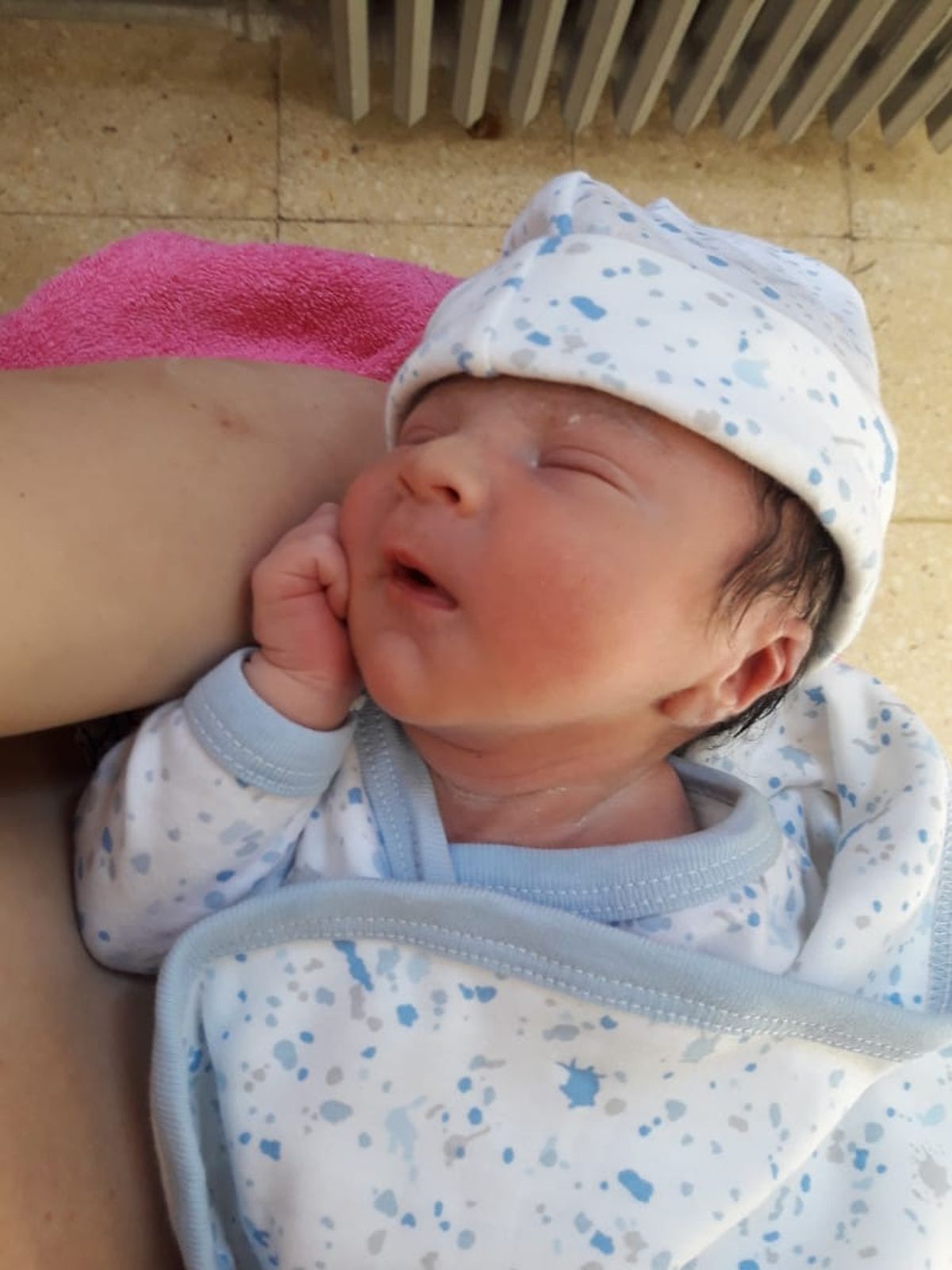 Pensativo. Valentín Alejandro Herrera, es el primer bebé del 2023 y parece haberlo tomado con tranquilidad