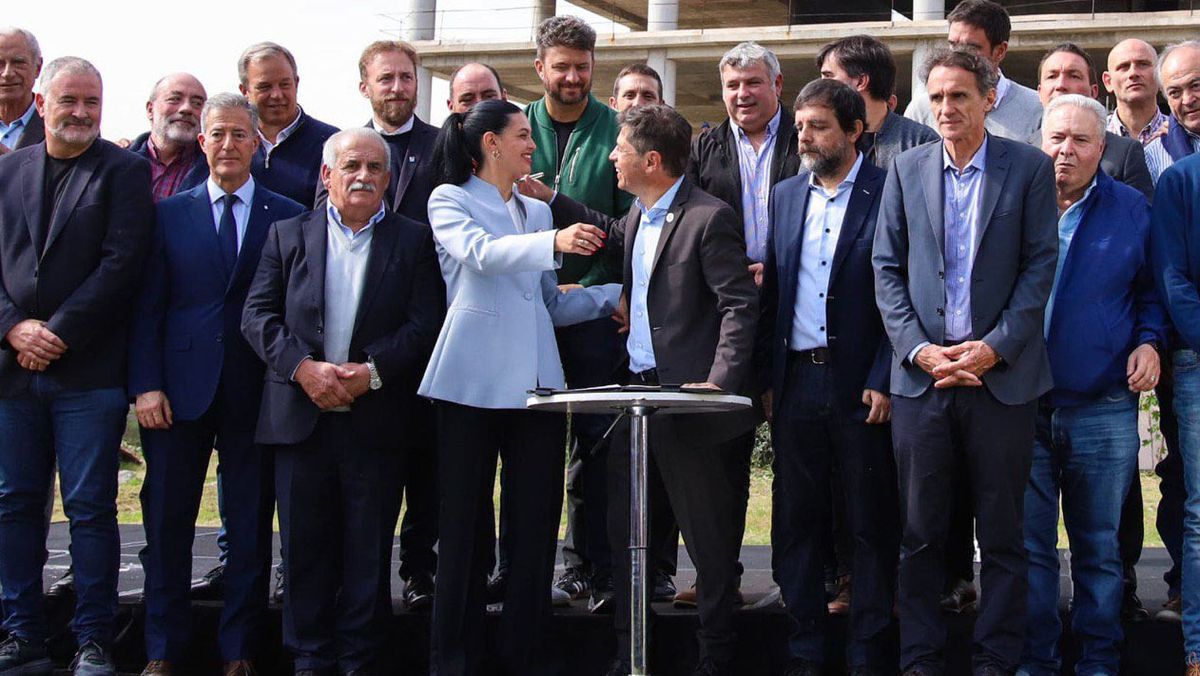 La intendenta de Santa Rosa, Flor Destéfanis, saluda a Axel Kicillof. En esta imagen no aparece el tunuyanino Martín Aveiro. La intendenta de Santa Rosa, Flor Destéfanis, saluda a Axel Kicillof. En esta imagen no aparece el tunuyanino Martín Aveiro.