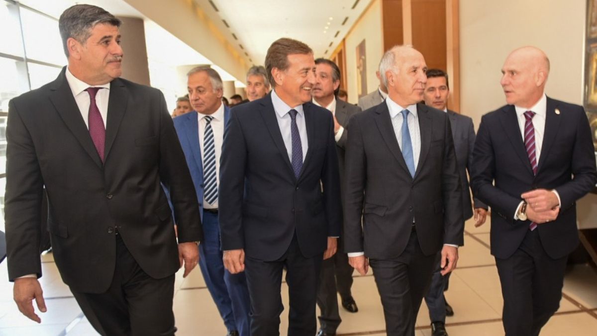 Suarez junto al vicegobernador Mario Abed; el juez de la Corte Suprema Ricardo Lorenzetti y el presidente de la Suprema Corte provincial