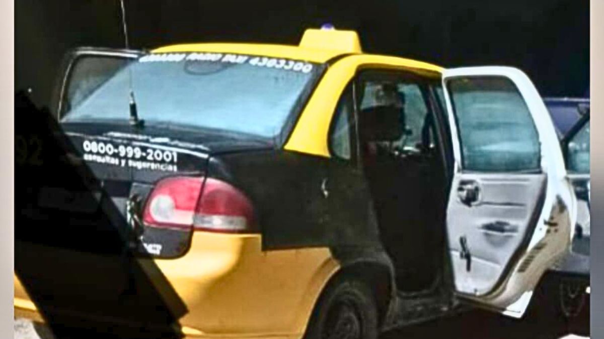 La Policía de Mendoza compartió la foto del taxi usado para apoyar las maniobras delictivas. La Policía de Mendoza compartió la foto del taxi usado para apoyar las maniobras delictivas.