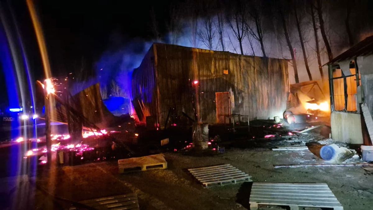 Tras el llamado al 911 por el incendio, la Policía, Bomberos y ambulancias fueron hasta la carpintería en Tres de mayo, Lavalle. Tras el llamado al 911 por el incendio, la Policía, Bomberos y ambulancias fueron hasta la carpintería en Tres de mayo, Lavalle.