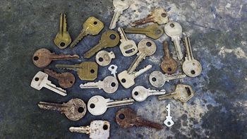 Usando llaves viejas, aprende a crear con ellas hermosos adornos para el pinito de Navidad Usando llaves viejas, aprende a crear con ellas hermosos adornos para el pinito de Navidad