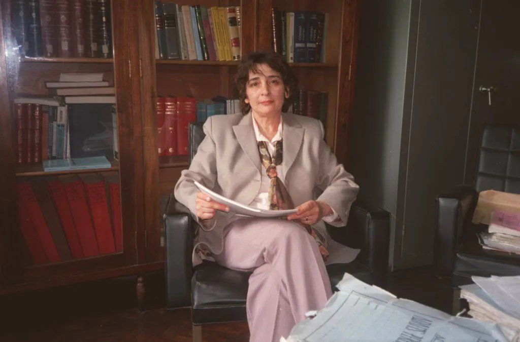 La ex jueza mendocina Estela Garritano de Cejas en su despacho, en los años ´90. Aun espera la sentencia del juicio por enfermedad.
