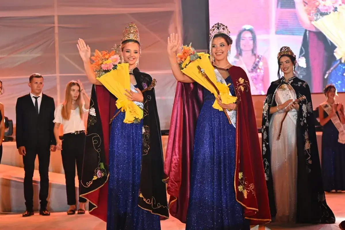 El saludo de las nuevas reinas de General Alvear.