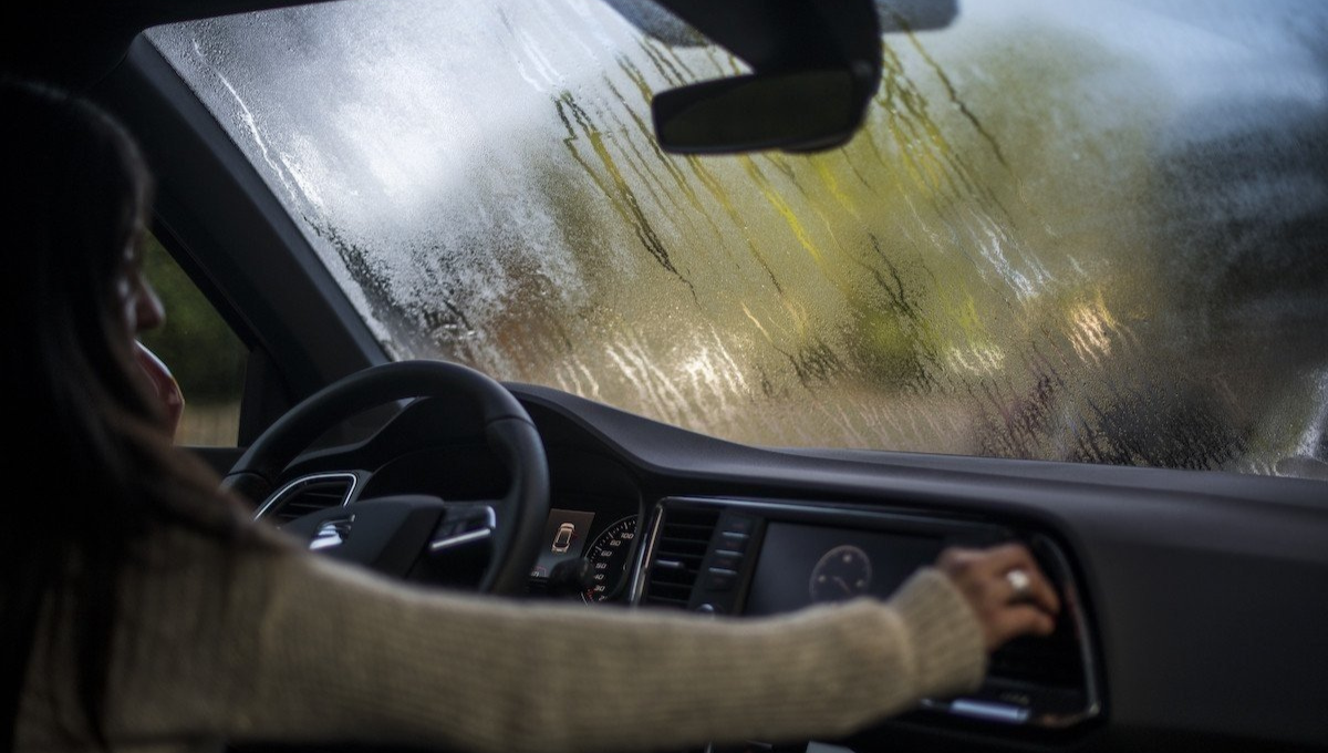 Truco infalible para que el vidrio del auto no se empañe por la lluvia