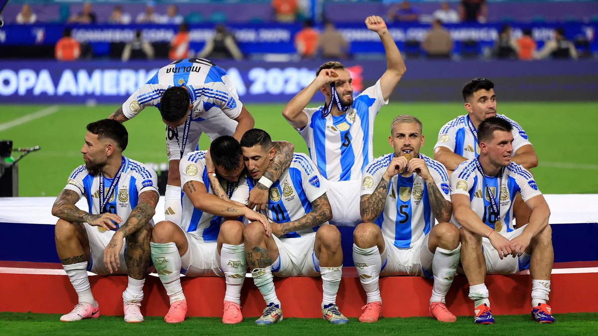 La Selección argentina campeona de la Copa América 2024 regresa al país este lunes, pero sin algunos jugadores emblemáticos.