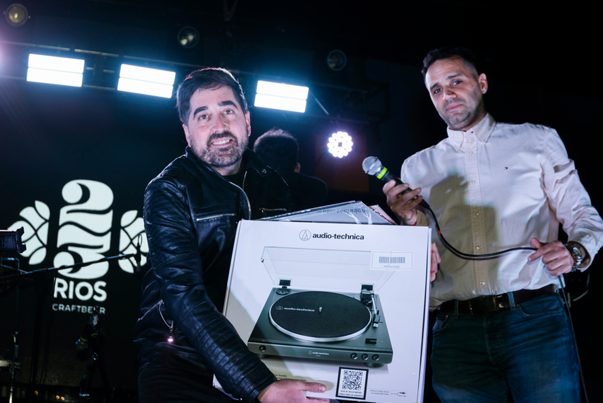Maximiliano González se llevó el premio mayor de la noche: un tocadiscos con un lote de vinilos.  