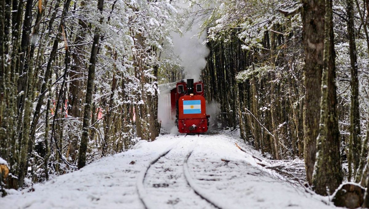 El Ferrocarril Austral Fueguino o Tren del Fin del Mundo es una línea férrea de la Provincia de Tierra del Fuego, Antártida e Islas del Atlántico Sur en Argentina, que conecta el parque nacional Tierra del Fuego con las cercanías de la ciudad de Ushuaia, conectando tres estaciones al oeste de la ciudad. El Ferrocarril Austral Fueguino o Tren del Fin del Mundo es una línea férrea de la Provincia de Tierra del Fuego, Antártida e Islas del Atlántico Sur en Argentina, que conecta el parque nacional Tierra del Fuego con las cercanías de la ciudad de Ushuaia, conectando tres estaciones al oeste de la ciudad.