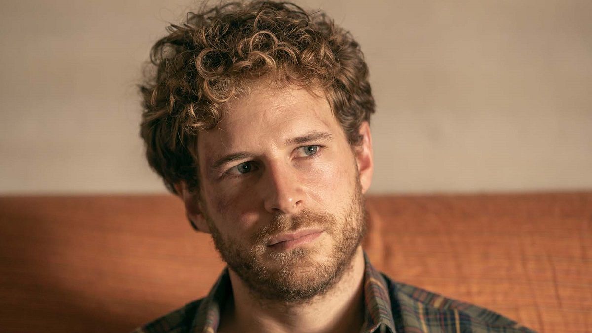 Álvaro Cervantes interpreta a Nicolás Torres en El tiempo que te doy en Netflix.