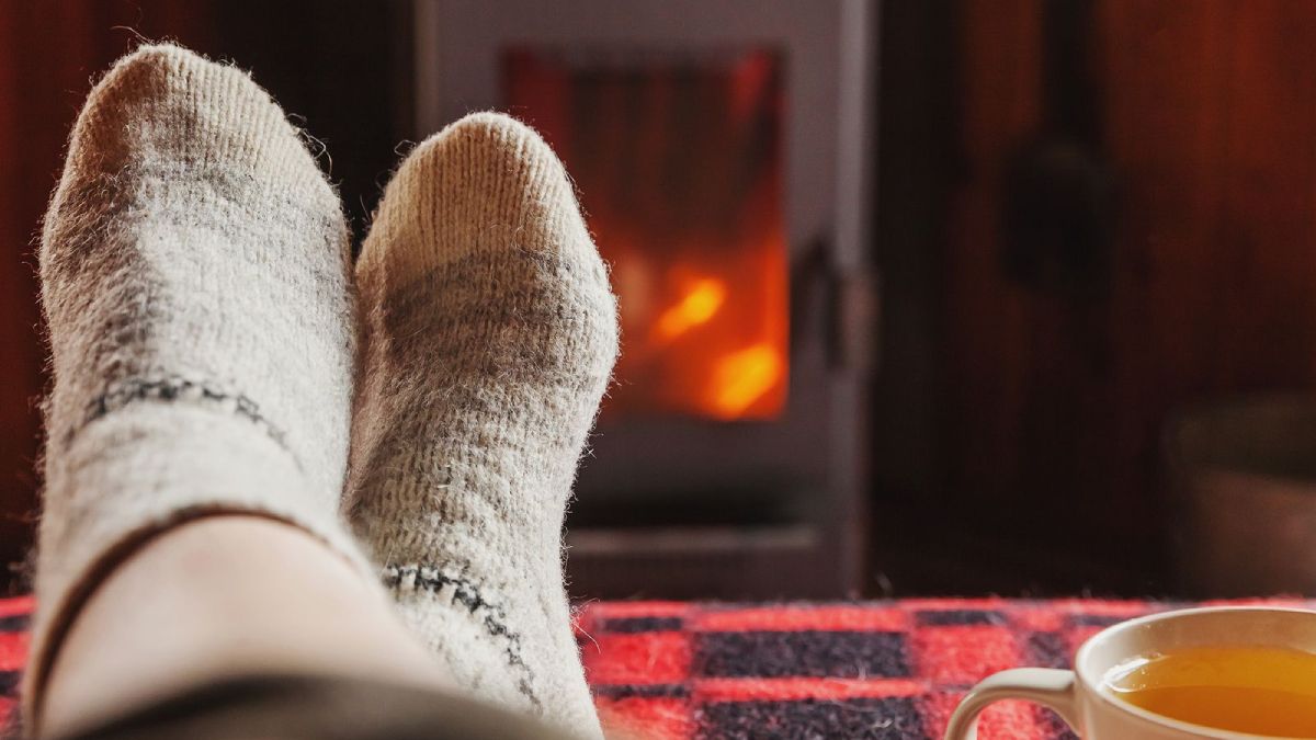 Calentarse los pies con medias limpias antes de dormir puede ser beneficioso para conciliar el sueño. Calentarse los pies con medias limpias antes de dormir puede ser beneficioso para conciliar el sueño.
